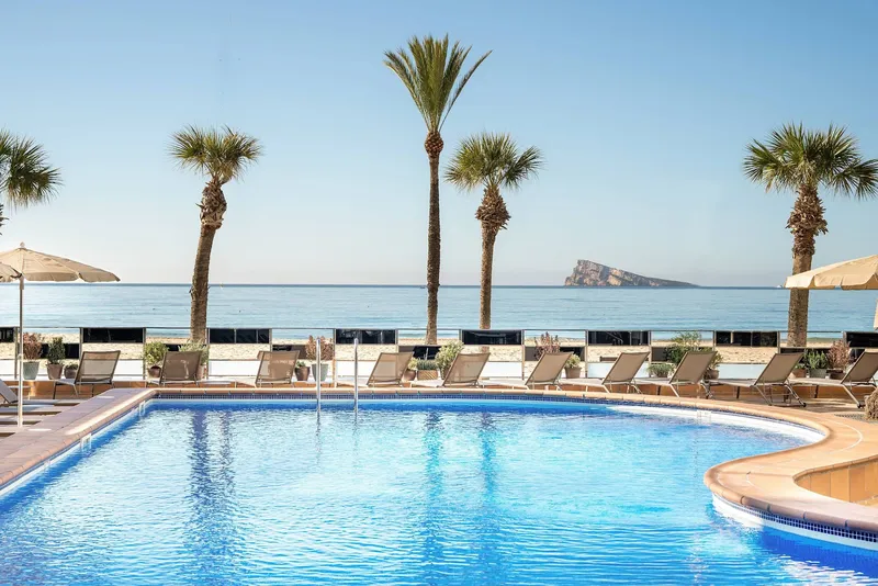 INNSiDE Costablanca: Pool, Pool with palms and loungers facing the sea and island