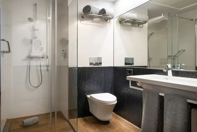 INNSiDE Costablanca: Bathroom, Walk-in shower, wall-hung toilet and wide basin