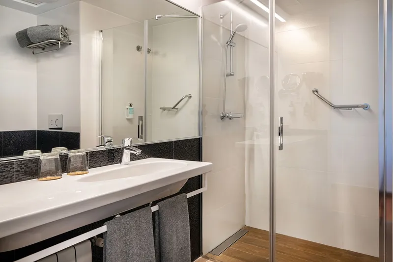 INNSiDE Costablanca: Bathroom, Long basin with glasses and glass shower screen