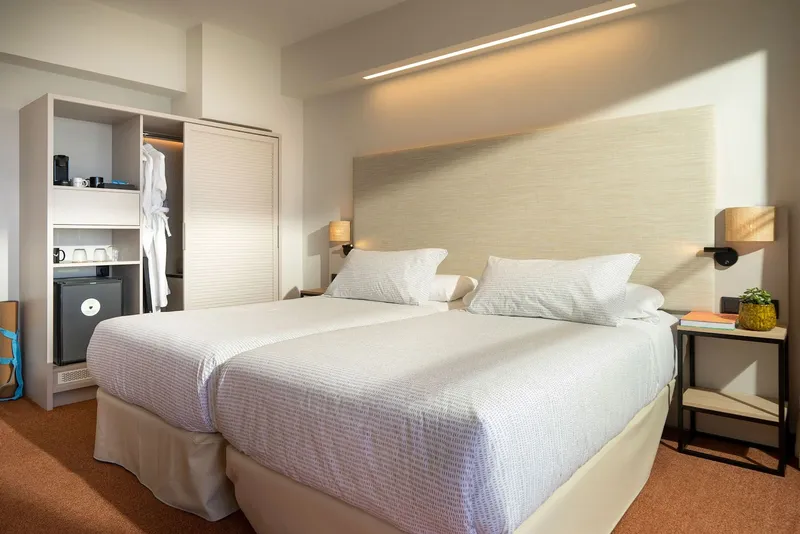 INNSiDE Costablanca: Twin room, Twin beds with open wardrobe and minibar