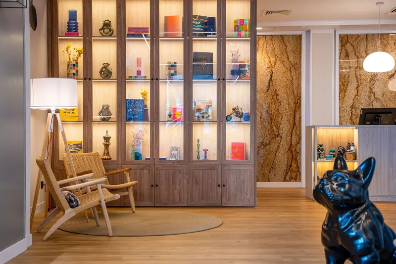 INNSiDE Costablanca: Lounge, Lounge with display shelves, armchair and floor lamp
