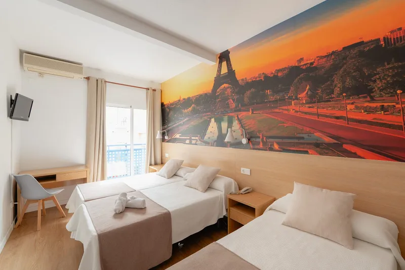 Internacional: Triple room, Three beds below a Paris sunset wall mural