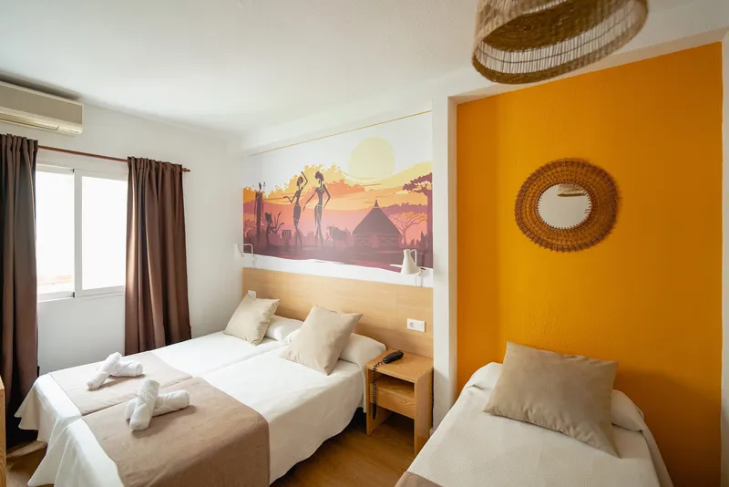 Internacional: Triple room, Three beds with a mural and orange feature wall