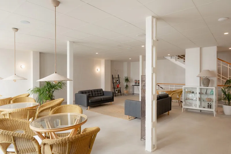 Internacional: Lounge, Open lounge with rattan chairs, sofas and pendant lamps