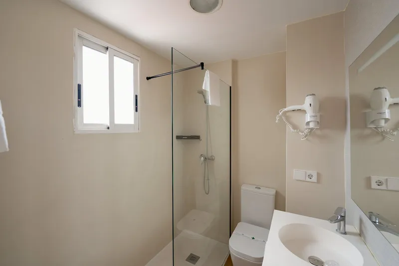 Internacional: Bathroom, Walk-in shower, toilet and basin with hairdryer