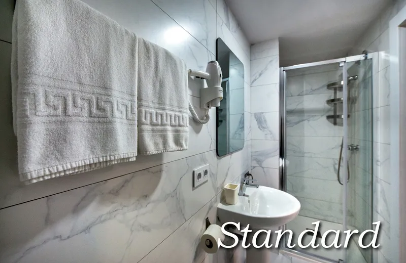 Irati: Bathroom, Shower cubicle, basin and towels