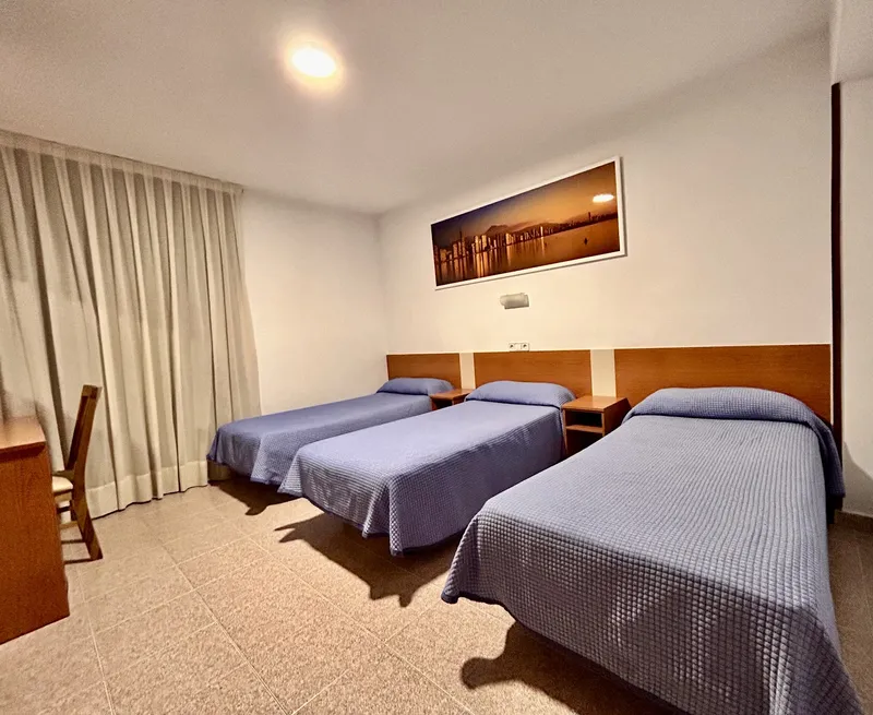 La Orozca: Triple room, Three single beds with blue covers and a desk