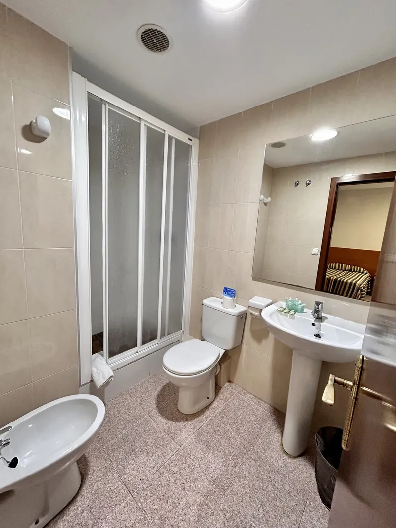 La Orozca: Bathroom, Bathroom with shower cubicle, toilet, bidet and basin