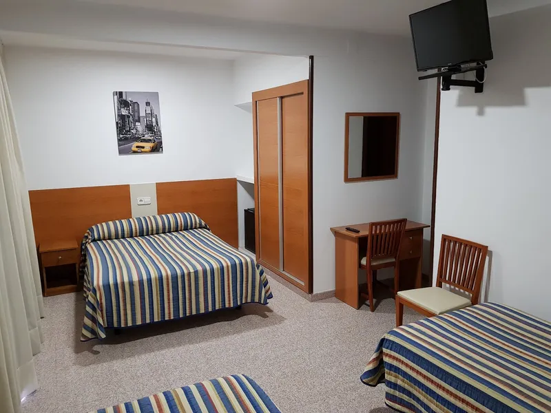 La Orozca: Room, Double and single bed with wardrobe, desk and TV