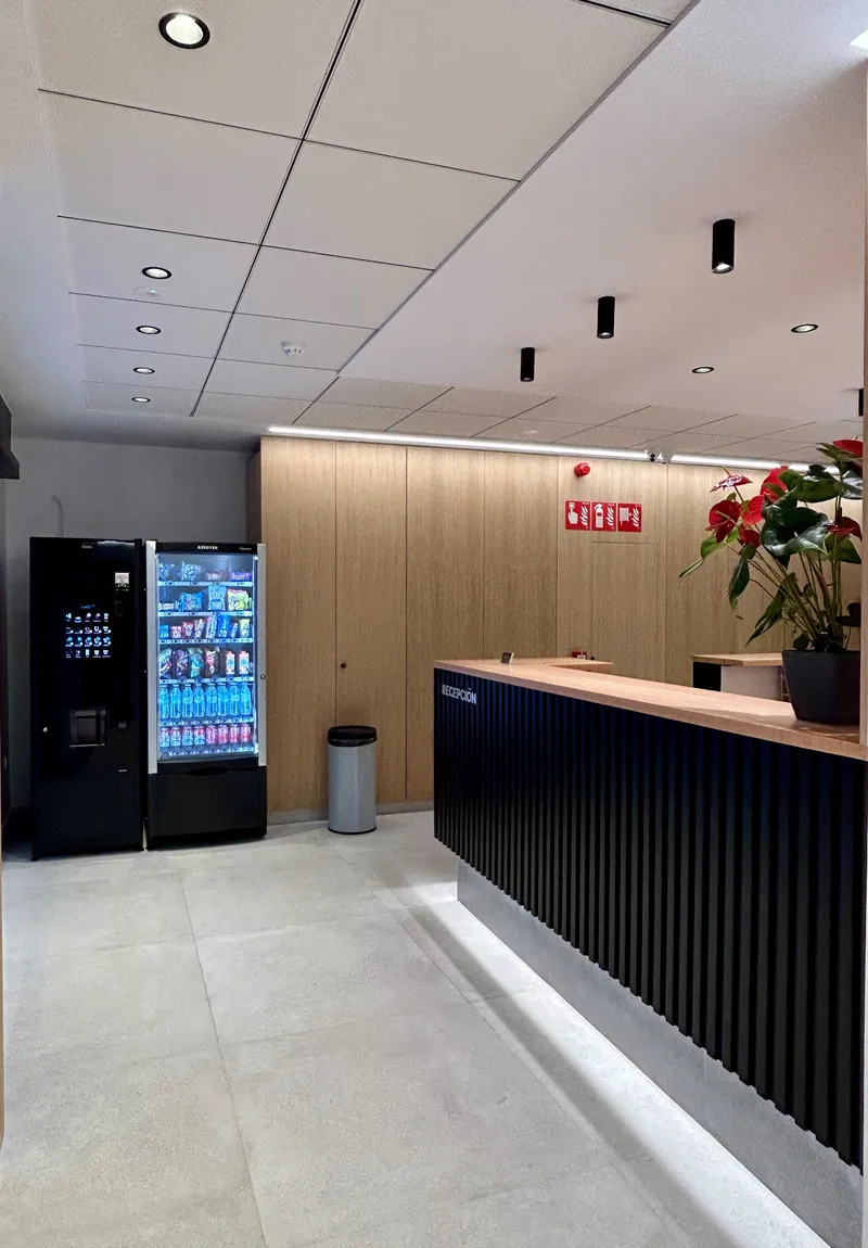 La Orozca: Reception, Reception desk with vending machines beside it