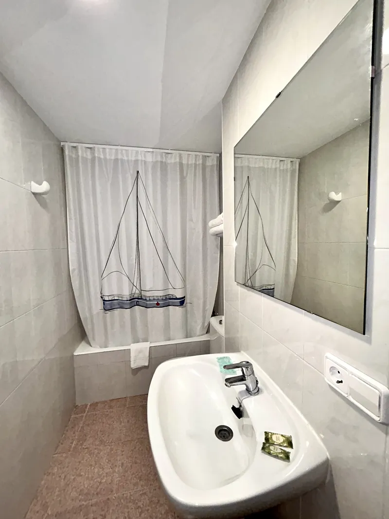 La Orozca: Bathroom, Basin and mirror beside a curtained bath