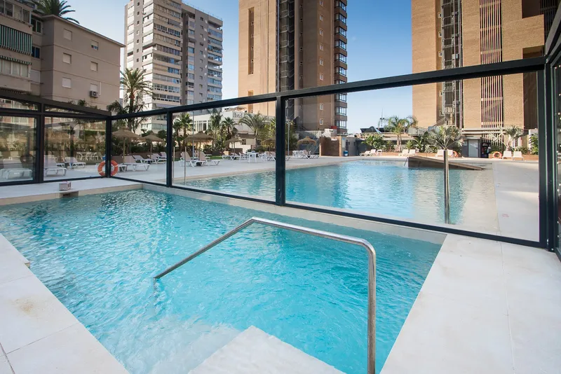 Les Dunes Comodoro: Pool, Pool with glass screen and loungers between the towers