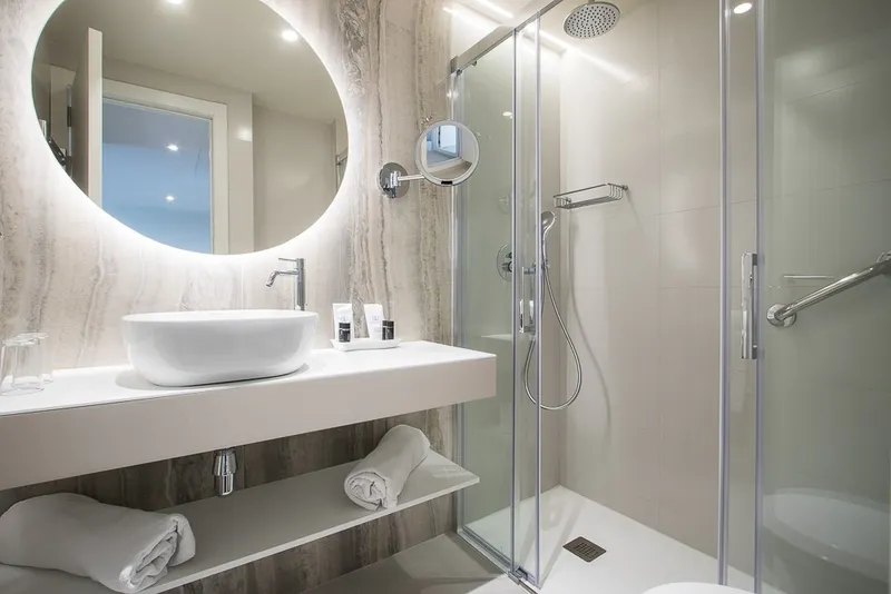 Les Dunes Comodoro: Bathroom, Bathroom with round mirror, vessel basin and glass shower