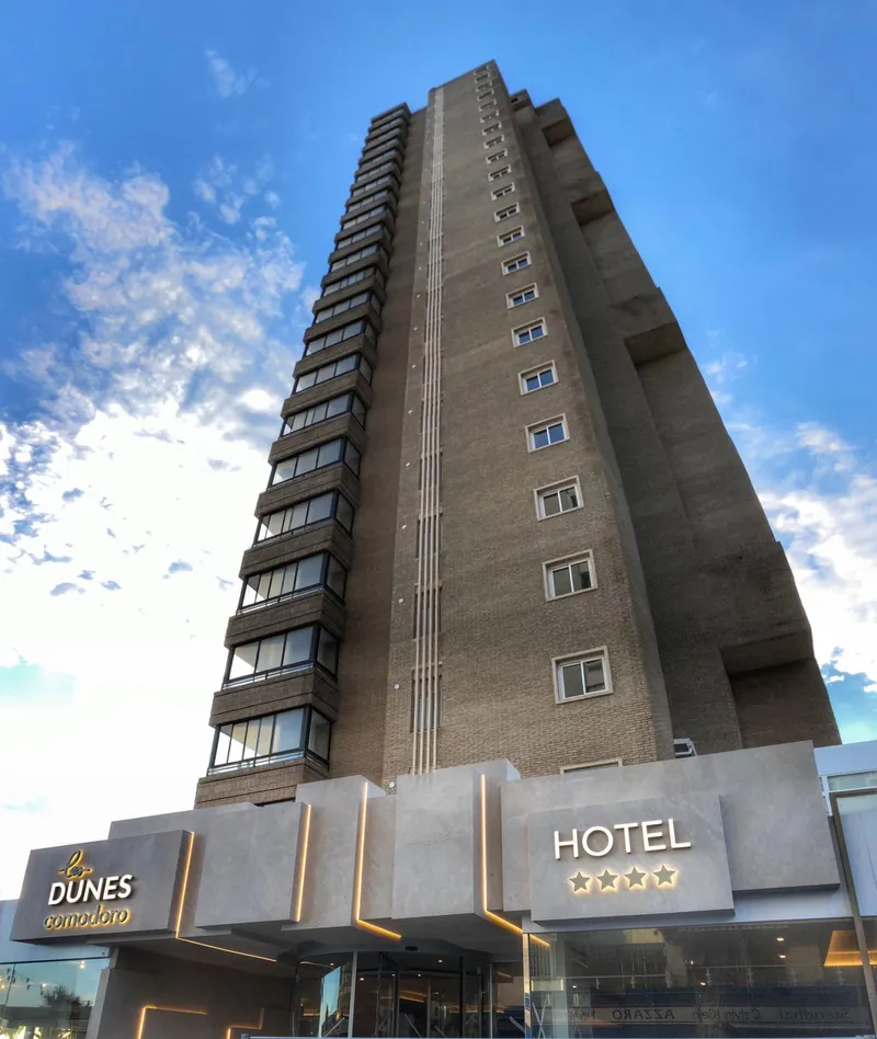 Les Dunes Comodoro: The hotel, Tall hotel tower above the Dunes entrance sign