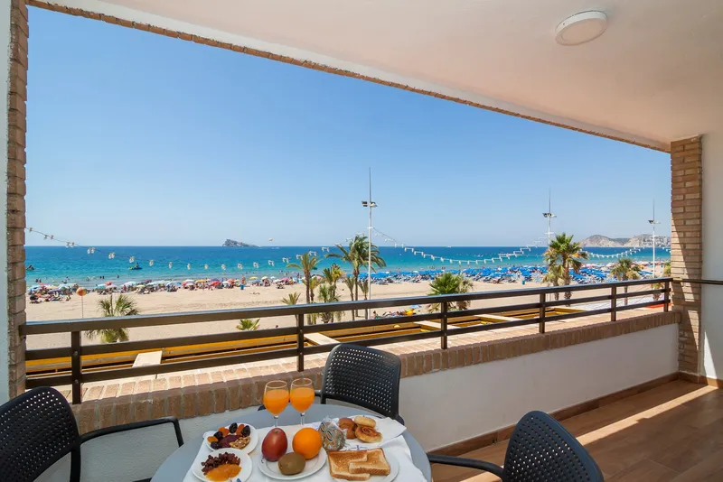 Les Dunes Comodoro: Sea-view terrace, Breakfast on a terrace looking over the busy beach and sea