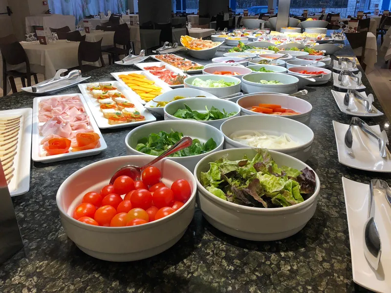 Les Dunes Comodoro: Buffet, Salad buffet with tomatoes, leaves and cold meats