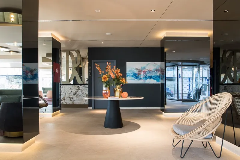 Les Dunes Comodoro: Lobby, Lobby with flowers on a central table and revolving door