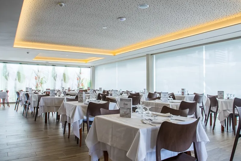 Les Dunes Comodoro: Restaurant, Dining room with white tablecloths and wide windows