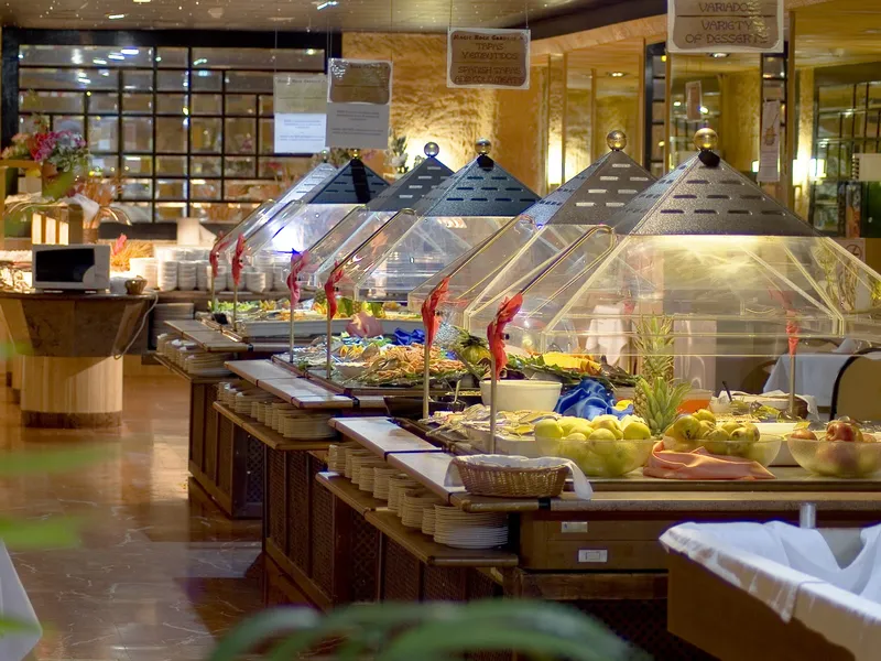 Aqua Rock Gardens: Buffet, Buffet counters with glass covers and fruit