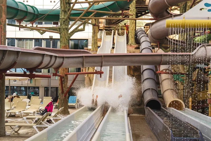 Aqua Rock Gardens: Water slides, Splash pool at the foot of several slides