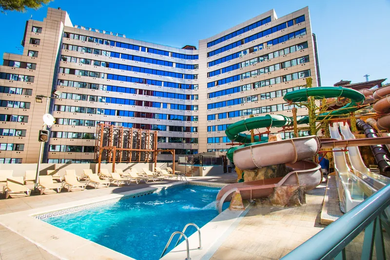 Aqua Rock Gardens: Pool, Pool with water slides and the hotel towers behind
