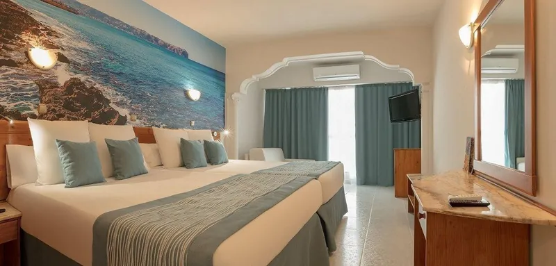 Magic Cristal Park: Family room, Double and sofa bed under a sea mural