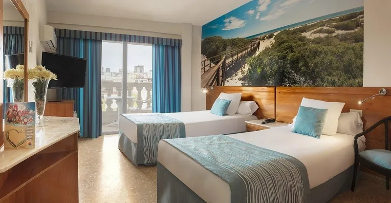 Magic Cristal Park: Twin room, Twin beds and a balcony with a stone balustrade