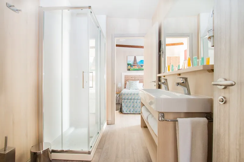Magic Natura: Bathroom, Glass shower and twin basins opening to the bedroom