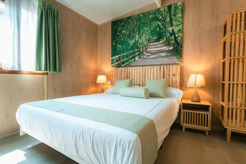 Magic Robin Hood: Double room, Double bed with forest picture above