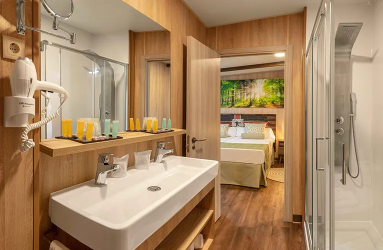 Magic Robin Hood: Bathroom, Double basin and shower with bedroom beyond