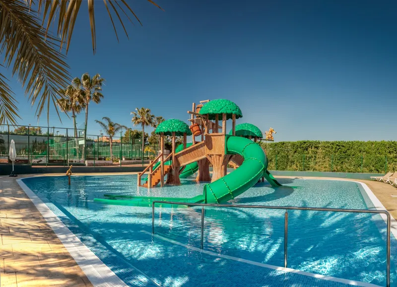 Magic Robin Hood: Kids' pool, Pool with treehouse-style slide and palms