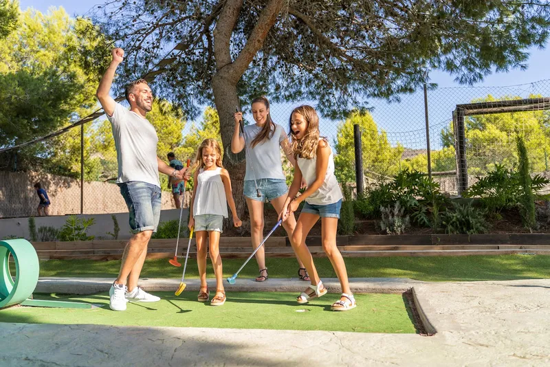 Magic Robin Hood: Mini golf, Family playing on the mini golf course