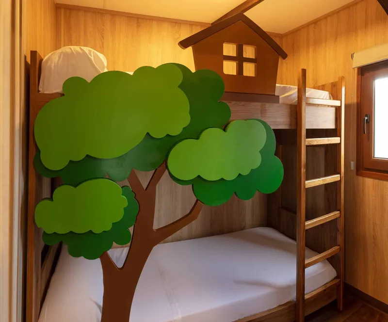 Magic Robin Hood: Bunk beds, Bunk beds with a painted tree design