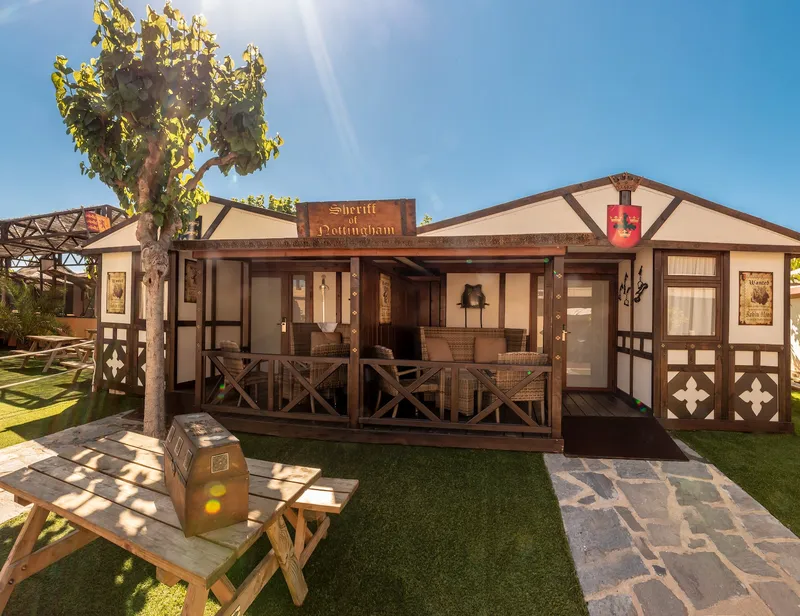 Magic Robin Hood: Lodge, Timber lodge with porch and picnic table