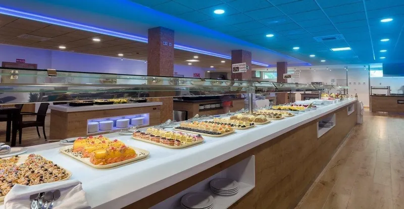Magic Tropical Splash: Buffet, Hot dishes on the buffet counter