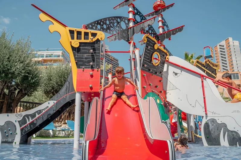 Magic Tropical Splash: Pirate ship slide, Red slide off the pirate ship