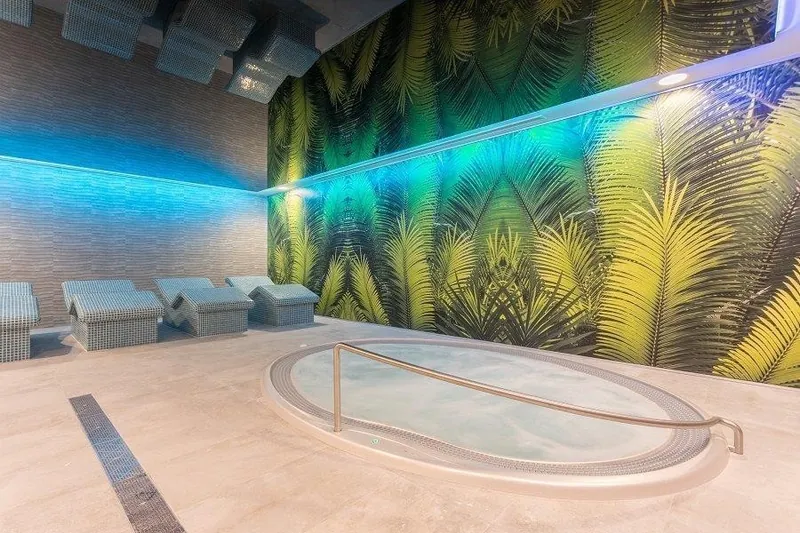 Magic Tropical Splash: Spa, Spa pool under jungle murals