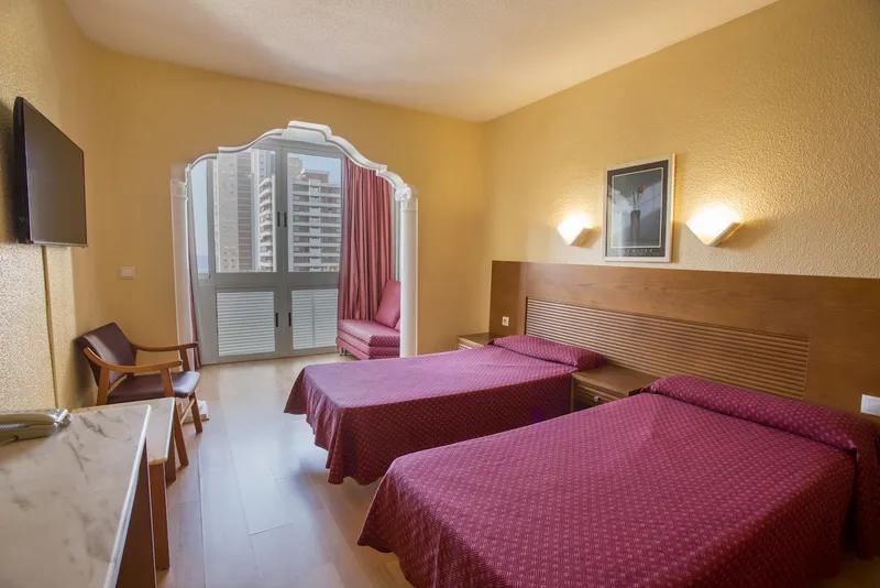 Magic Villa: Twin room, Twin room with red bedspreads and arched balcony doors