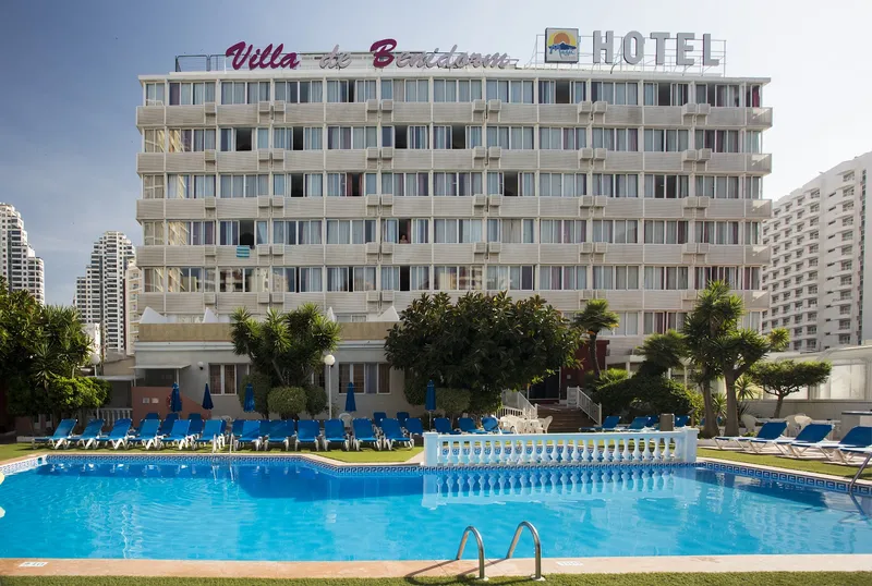 Magic Villa: The hotel, Hotel building above the outdoor pool and loungers