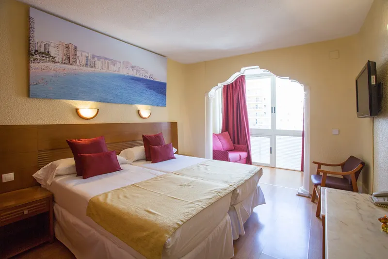 Magic Villa: Twin room, Twin room with a Benidorm skyline picture above the beds