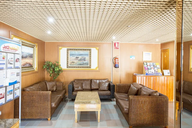 Magic Villa: Lounge, Lounge with leather sofas and a tour desk