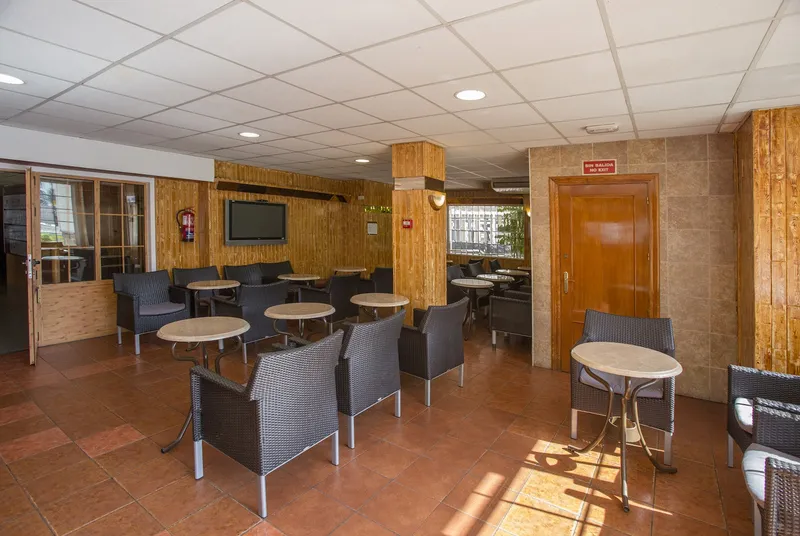 Magic Villa: Bar lounge, Lounge with armchairs and round tables