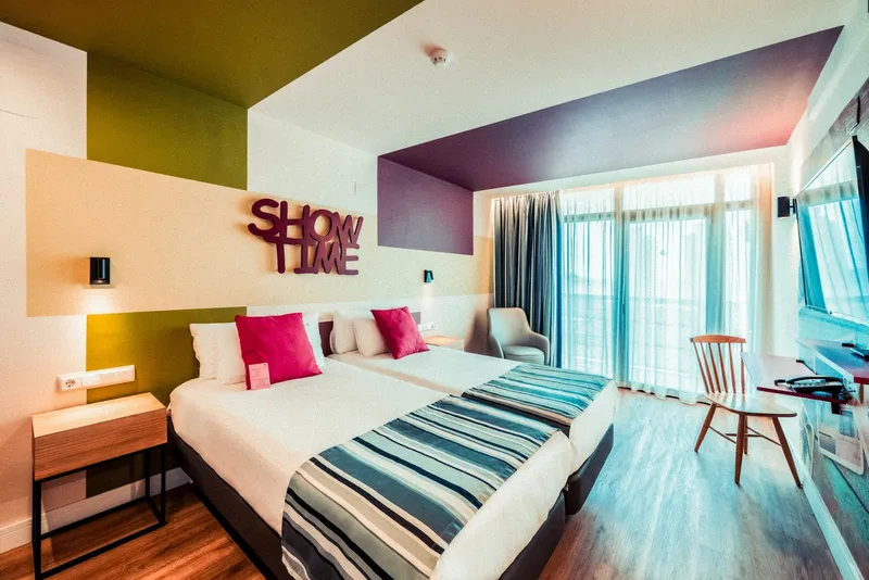 Marina Resort: Twin room, Twin room with pink cushions and floor-to-ceiling windows