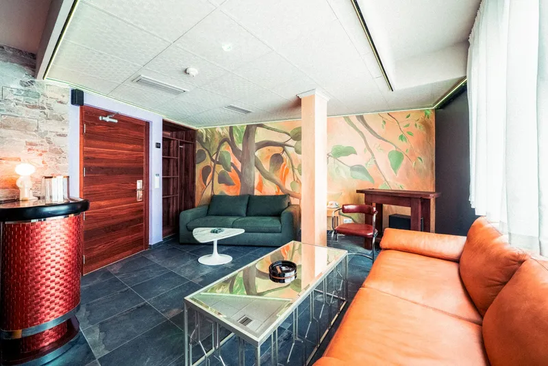 Marina Resort: Suite lounge, Sitting area with orange sofa and painted wall