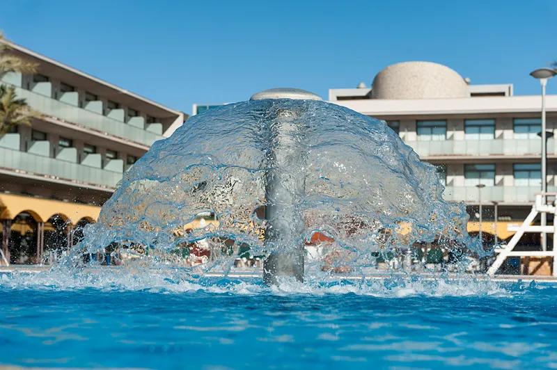 Mediterraneo: Pool fountain, Mushroom fountain in the pool with the hotel behind