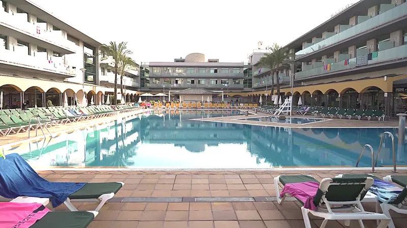 Mediterraneo: Pool, Large pool with loungers between the hotel wings