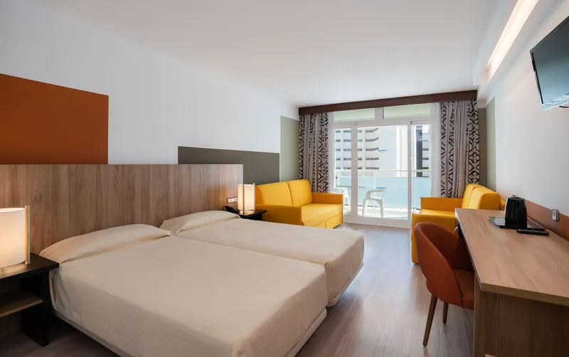 Flamingo Oasis: Twin room, Twin room with yellow sofa and balcony doors