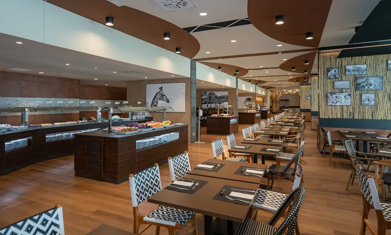 Flamingo Oasis: Buffet restaurant, Buffet counters and long rows of tables