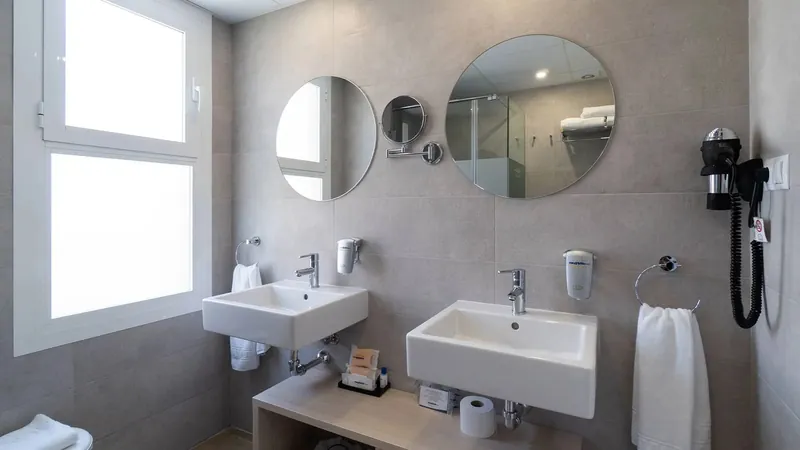 Hotel Rio Park: Bathroom, Twin basins and a walk-in shower