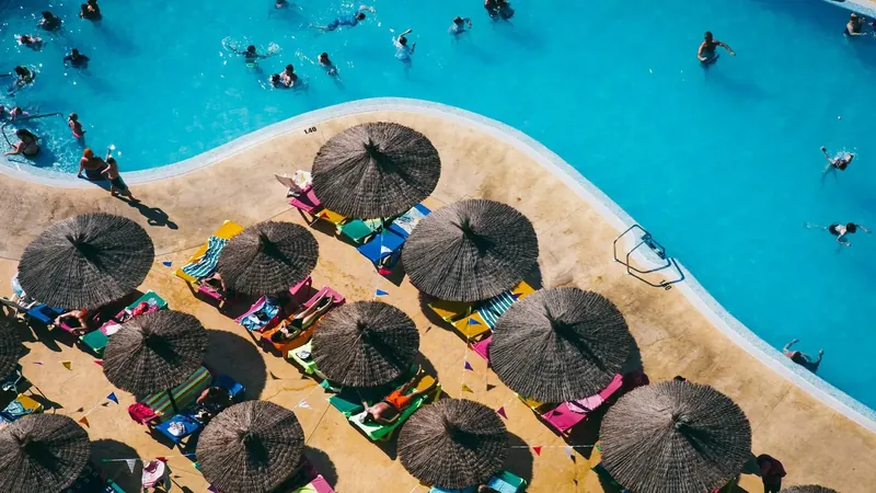 Hotel Rio Park: Sunbeds, Rows of thatched parasols at the pool edge